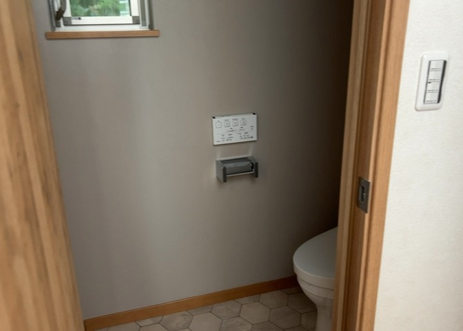 トイレは大きさや形、機能、抗菌性などが異なる多種多彩なタイプが各メーカーから出ています。それぞれに良さがあるため、事前にどういったタイプのトイレがいいのかをご家庭内で決めて、内見に行くといいでしょう。