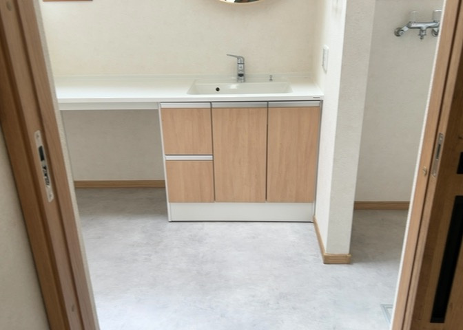 多くの戸建て住宅で見かける洗面脱衣所は、洗面台と洗濯機が2畳ほどのスペースに並べられていて、洗面所が脱衣所を兼ね備えている間取りが一般的です。お客様が利用することもある、パブリックな空間でもあります。