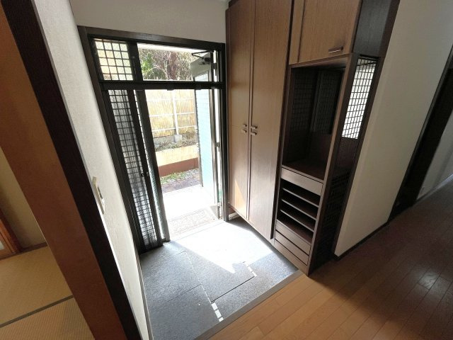 大きなシューズボックスを備えつけた玄関。