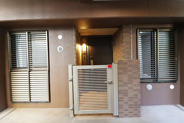玄関、専用ポーチ付きです♪