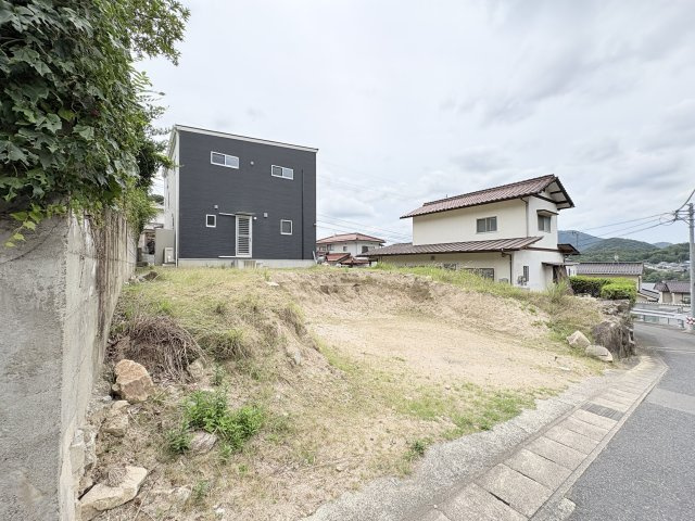 周辺は戸建住宅が立ち並ぶ落ち着いた住宅街で、穏やかな住環境が魅力です。緑豊かな山並みを身近に感じられ、四季折々の自然を楽しみながら暮らせます。交通量も比較的少なく、小さなお子様がいるご家庭にもおすすめ