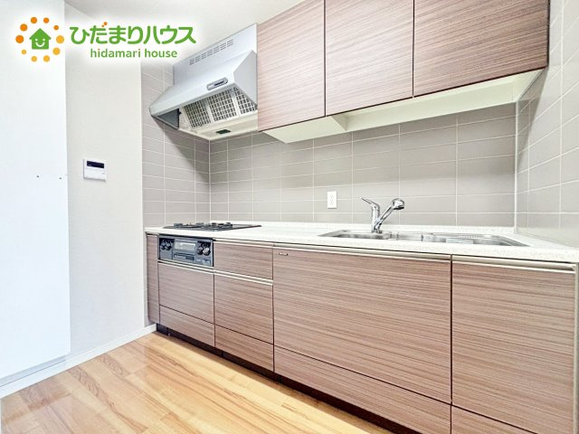 広々として使い勝手のよい明るく開放的なキッチン
