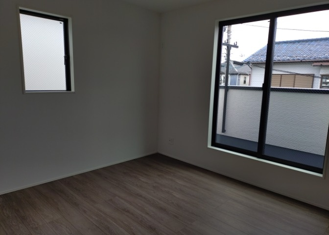 木造住宅とは土台、壁、柱など建築物の強度を支える構造体の材に木が使用されている構造を指します。構造体は建物の自重を支えるだけではなく風圧や水圧、積裁荷重などあらゆる衝撃に耐えるための基礎です。