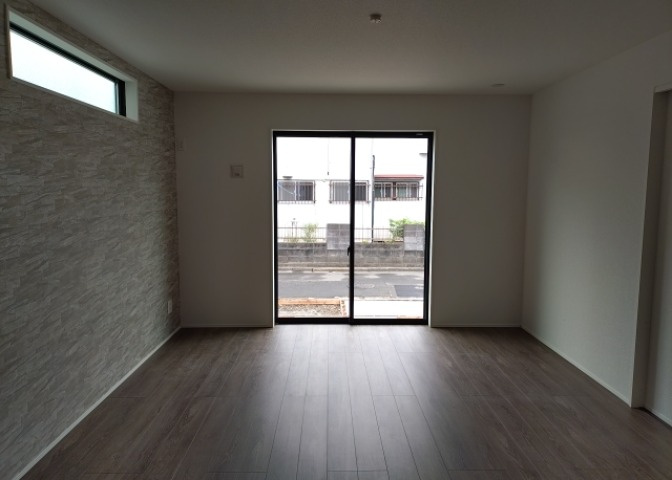 住宅用の土地では前面道路に2m以上接していなければならないと法律で定められています。しかし、お持ちの車のサイズやライフスタイルなどにより、2mでは利便が悪い場合もございますので、事前に確認しましょう。