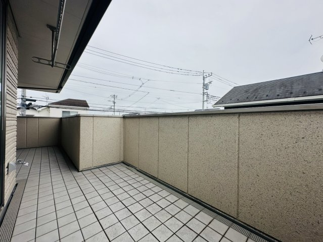 広さのあるバルコニーで、洗濯物をたくさん干せますよ。