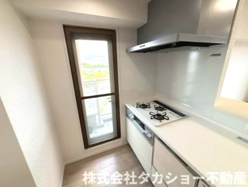 角部屋なのでキッチンに勝手口がついております。