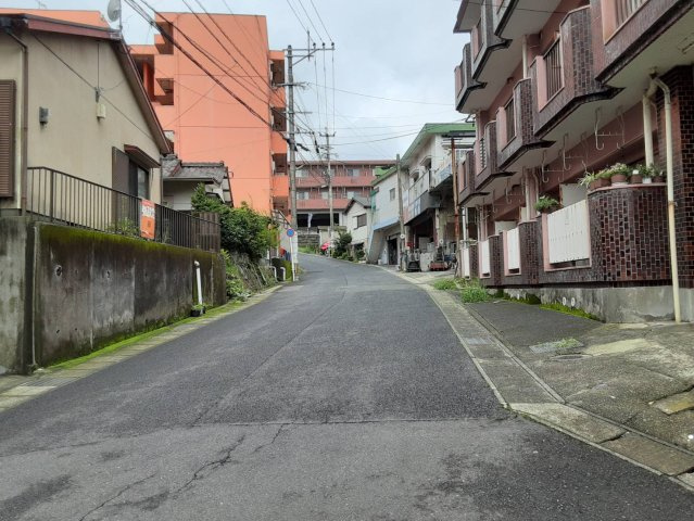 全面道路は広く駐車もしやすいです。