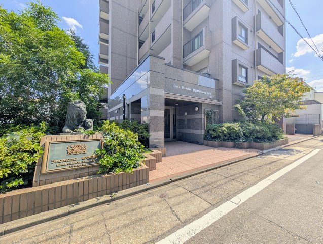 ライオンズマンションのシンボルでもあるやさしい顔立ちのライオンがあたたかくお出迎えしてくれる感じが◎