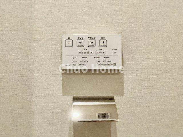【ウォシュレット】清潔に使いたいお手洗いには最適な設備です。もちろんウォームレットも標準装備です。