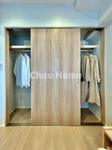 居室にはクローゼットを完備し、自由度の高い家具の配置が叶うシンプルな空間です。お子様の成長と必要になる子供部屋を与えるにはぴったりの間取りですね。