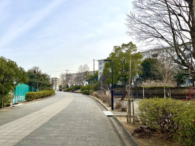 歩くたびに、街の落ち着きを感じる団地です