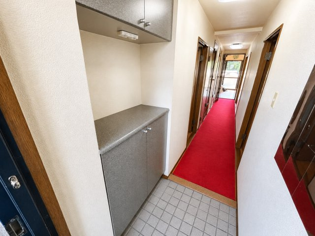 玄関は住まいの第一印象を決める大切な空間です。収納スペースが設けられており、靴や玄関まわりの小物を整理しながらすっきりとした状態を保てます。室内への動線も分かりやすく、毎日の出入りが快適に行えます。