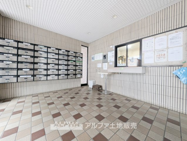 【Entrance】　◆住まいの顔となるエントランス◆毎日の行き帰りや来客を迎える共用スペース。マンション生活の入口として、住まう方を迎えてくれます。