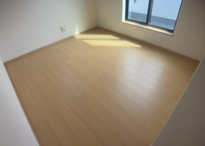 2階の6.0帖洋室は主寝室としておすすめの空間です。落ち着いた内装デザインでリラックスできるひとときをお過ごしいただけます。全居室収納付きで、大型の衣類や寝具なども綺麗に整理整頓できる仕様です。