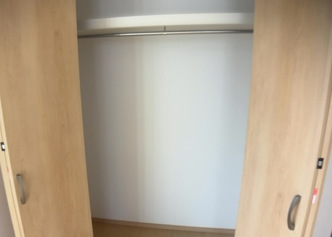 全居室に収納スペースを完備した、整頓のしやすい新築一戸建てです。1階の床下収納や玄関のシューズボックスなど、適材適所の収納が魅力的。お部屋の中に余分な荷物を置かず、広くすっきりと活用していただけます。