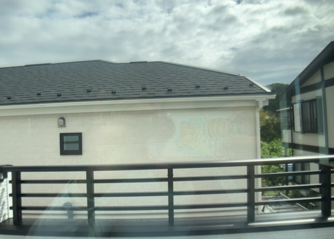 バルコニーからの眺望写真です。前面に遮る大きな建物がなく、解放的な景色が広がります。弐分方公園まで徒歩3分（約188m）の緑豊かな住環境で、四季折々の風情を感じながら心豊かな生活を送っていただけます。