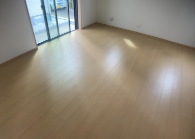 キッチンと隣接した使い勝手の良いダイニングスペースです。調理したお料理を素早く配膳でき、後片付けもラクラク。対面カウンター越しにご家族と日々の出来事を会話しながら、楽しく食卓を囲むことができます。