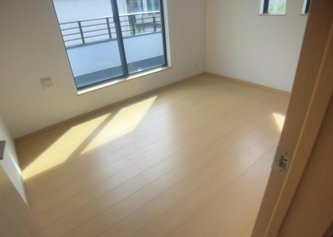 2階の洋室は子供部屋として最適。全居室収納付きでおもちゃや学習用品、衣類などを自分で整理整頓する習慣が身につきます。複層ガラスを採用しているため外の騒音も軽減され、勉強に集中できる室内環境です。