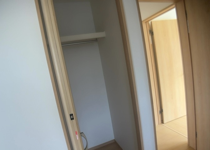 お部屋の荷物をまとめてスッキリ収納できる大型クロゼットスペースです。衣類はもちろん、スーツケースや季節家電などの大きな荷物もしっかり収まります。室内を広く有効活用するために欠かせない設備です。