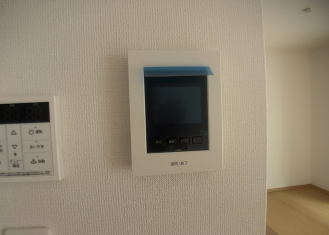 室内から訪問者の顔を確認できるTVモニタ付インターホンを標準装備。不用意にドアを開けることなく対応できるため、防犯面でも大きな安心感を得られます。留守中のお子様や女性の方にも大変心強い設備です。