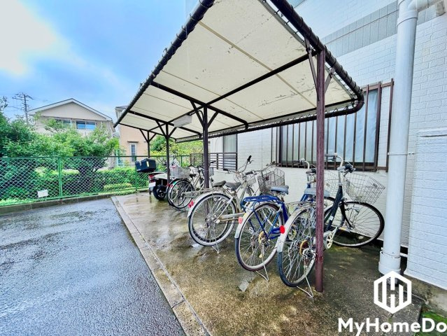 屋根付きなので、雨や風、直射日光から自転車を守ることができます