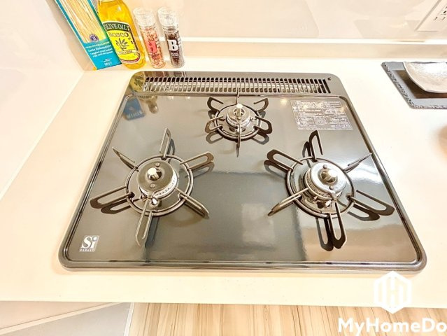 家族の食卓を支える　便利な3口コンロ完備