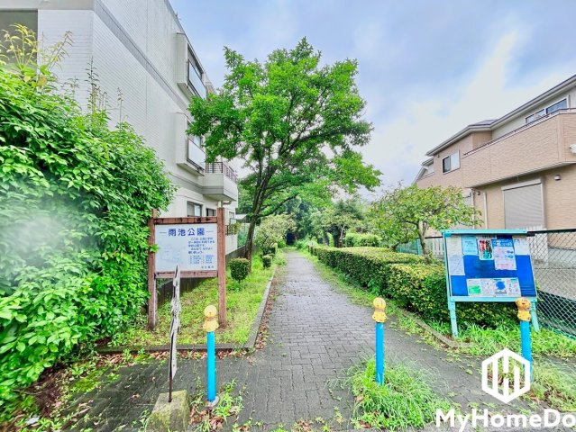 公園が隣接しており、安全にのびのびと遊べる安心の環境