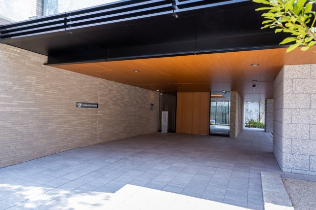 【Coach　entrance】東京都立産業技術高等専門学校側のエントランスがあります。駐車場の出入り口もございます。