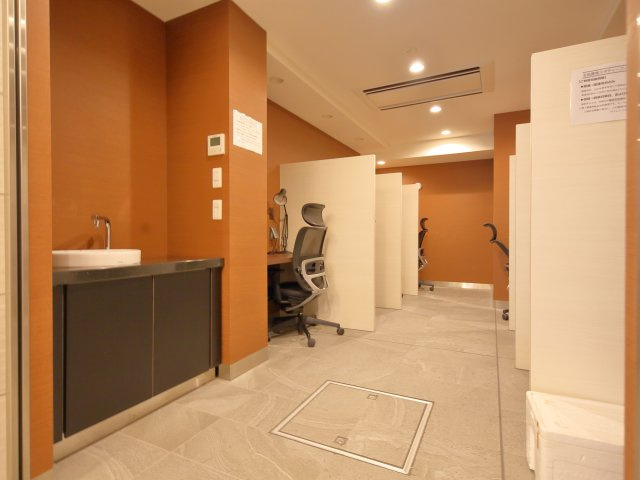 【Study　booth】隣の机と間仕切り壁で区切られている自習室です。勉強やお仕事に◎です。ライトやコンセントも備えてあるので、パソコンなどの電子機器も使えそうです。