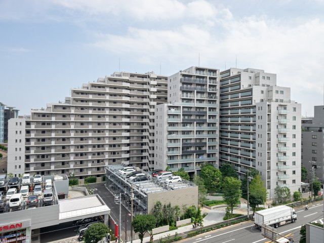 【Structure　構造】地盤面から約25mの固く安定した支持層まで63本の杭が打込まれています。溶接閉鎖型帯筋とダブル配筋によりコンクリートの拘束性を高め高耐震性が期待されています。