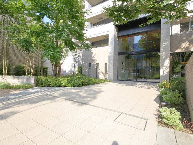 【Garden　entrance】品格を漂わせる2層分のガラスウォールと門型の意匠が厳かな印象です。夜の帳が降りる頃には、ガラス越しに「アトリウムロビー」の灯が美しく灯してくれます。