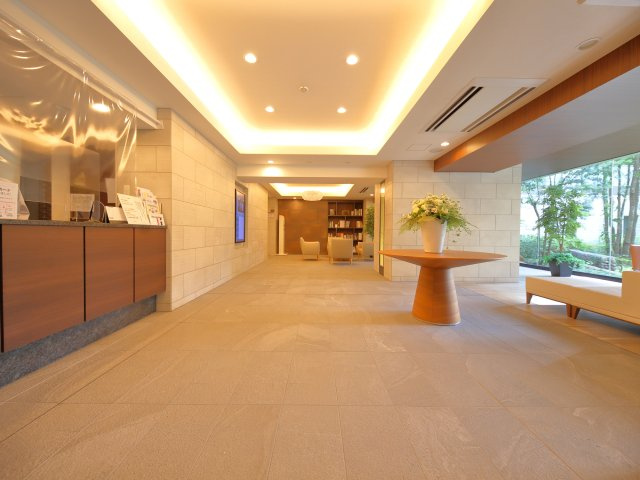 【Garden　lounge】窓際の床と天井は木調の風合いで、緑溢れる風景と一体感を創出しています。