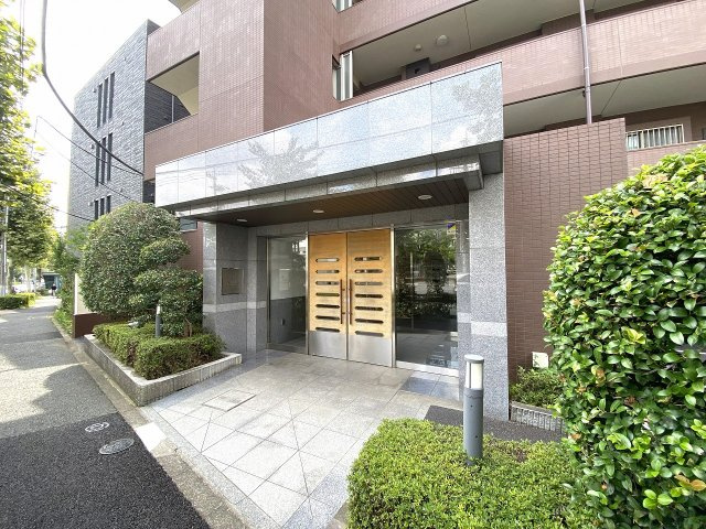 重厚感と清潔感を兼ね備えた洗練されたデザインのエントランスアプローチです。住まう方の誇りを満たす格式高い佇まいで、大切なお客様を心地よくお迎えします。管理体制も良好で大変綺麗な状態です。