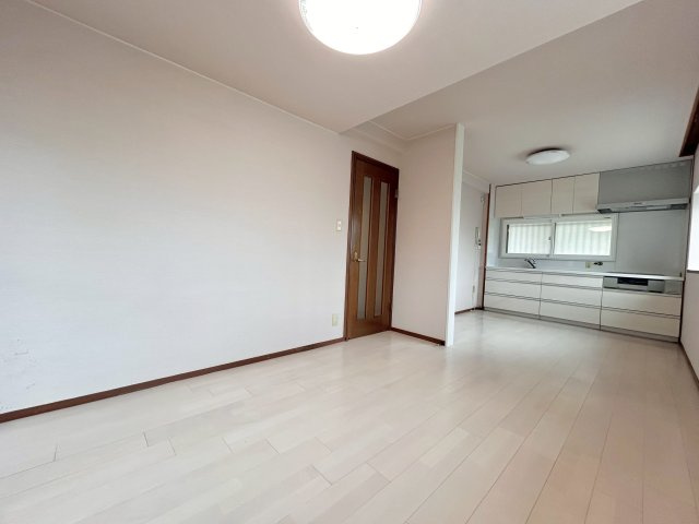 白を基調としたリビングは全ての窓が二重サッシとなっており　外気や音を遮りやすく、冬の結露対策にもなります。　