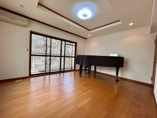 B1Fの約10帖の洋室です。　使いやすい広さがあり外からは川のせせらぎが聞こえる癒し空間となっております。　