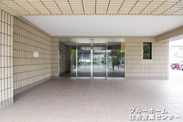 重厚感のあるエントランスです！オートロック付きでセキュリティー面も安心♪