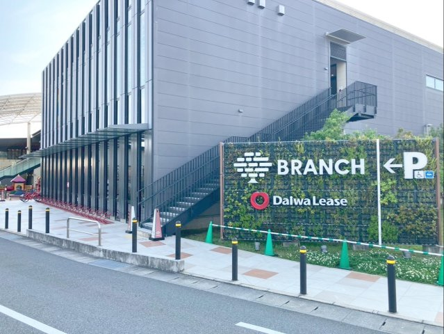 スーパーやドラックストア、飲食店などが揃う複合商業施設です！
