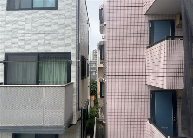 一般的なバルコニーは、奥行1.5ｍ程ですが、ワイルドバルコニーは2ｍまで広がっています。そのため洗濯物の間隔をあけ干すことができ、乾きやすいというメリットや、ガーデニングが楽しめる等の特徴があります。
