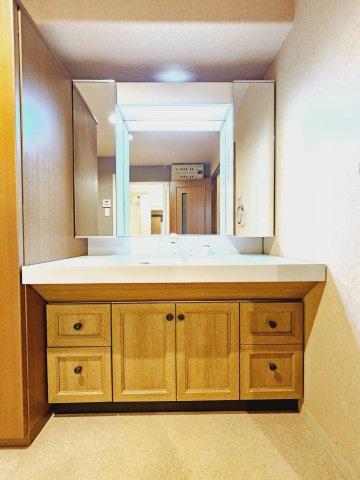 ■温水シャワー付き洗面化粧台■縦型3面鏡で、左右鏡裏も収納付き■洗濯機置場