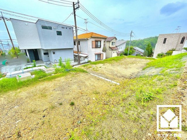 阪急バス「仁川高丸2丁目南」まで徒歩4分（約320m）の立地。日中の移動や週末のお出かけなど、ライフシーンに応じたスムーズな移動を叶える、ゆとりある住環境です。