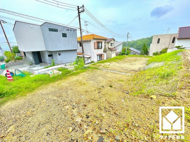鉄棒やスプリング遊具がある「仁川高丸3丁目第2公園」まで徒歩4分（約300m）。車道から約25m離れた見通しの良い広場を備えており、お子様の飛び出しにも配慮しやすい環境で、子育て世帯の方にもお勧めです