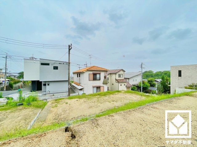 六甲山のふもとに位置する緑に囲まれた穏やかな住宅地。落ち着いた雰囲気の中でゆとりある毎日をお過ごしいただけます。自然を身近に感じながら暮らせる環境です。
