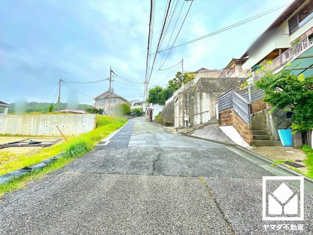 北東側前面道路幅員約6.1mとゆったりとした広さがあるのでファミリーカー等の車の出入りもしやすい立地です。