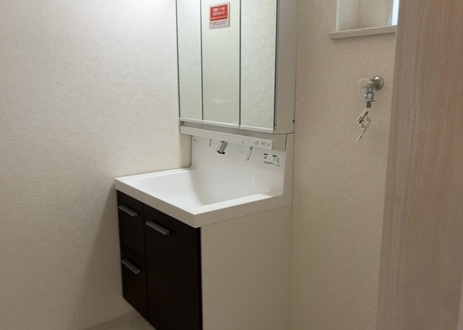洗面化粧台では顔を洗ったり、身だしなみを整えることが本来の使い方ですが、用途によっては洗面化粧台に求められる機能が違ってくるため、ご自身や家族のライフスタイルに合ったものを選ぶことをおすすめ致します。