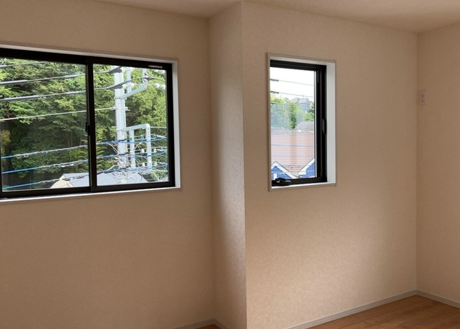 寝室でゆっくりと過ごすためにはベッド周りの適度な空間を担保することや窓の位置、照明の明るさ、寝室の広さなどを考える必要があります。自身や家族の構成とライフスタイルに併せて寝室にする部屋を選びましょう！
