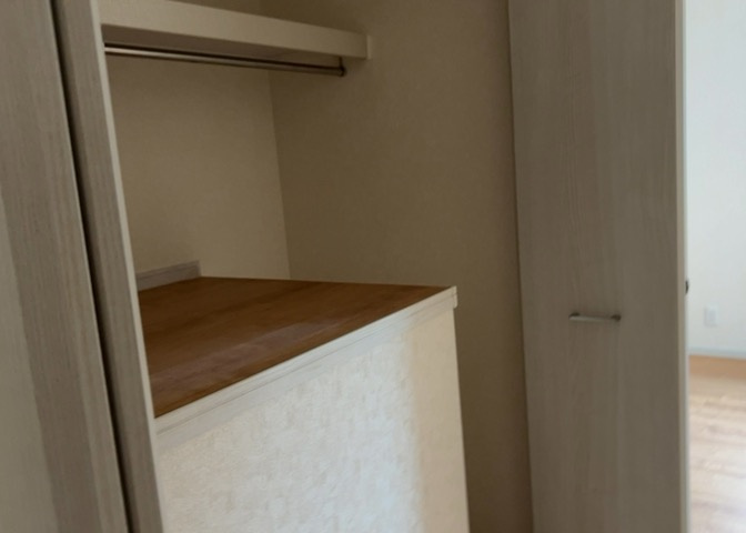 デザイン性を重視しすぎて収納が少なかった！なんてことにならないため、事前に現地で収納の数を確認しておくことをお勧めします。クローゼット以外にも床下収納や屋根裏収納、パントリーなどもチェックしましょう。