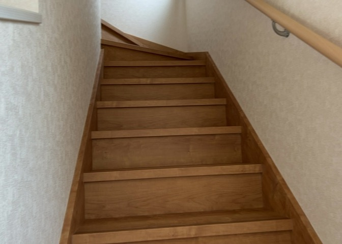 建物の上下階の通路である階段は、その位置によって動線や室内の印象が大きく左右されます。手摺にも重要な役割があり、転倒の防止・歩行や動作を円滑にして日常生活を支えることを主な目的として設置されています。