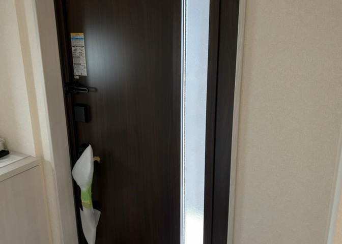 玄関は家の顔でもあり、家族以外の目にも止まる場所です。玄関は外との間を仕切る扉、靴などをしまっておく収納スペース、靴脱ぎのたたきスペース、来客とのやり取りをするドアホンなど複数のアイテムからなります。