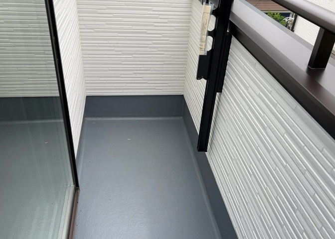 バルコニーは、室外の専用スペースのうち、「屋根がなく開放された空間」であるものを指します。ベランダより広いタイプのものが多く、日当たりもよいため家庭菜園などを楽しみたい人にとって適した環境となります。