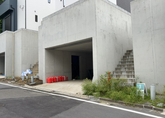 駐車場と明記されていても、最小スペースでつくられた駐車場だと大型車は駐車できなかったり、出入りしにくくなったりする可能性があります。お車のサイズと購入したい物件の駐車場のサイズを現地で確認しましょう。